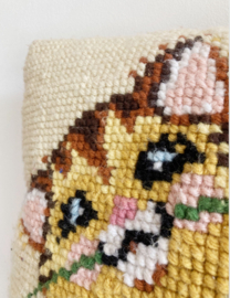 Vintage kussen met poesje. Handgemaakt retro katten kussentje