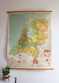 Grote vintage schoolkaart van Nederland.  Oude retro wandkaart, Holland