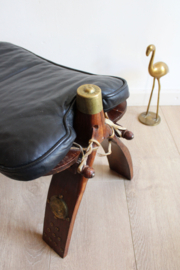 Vintage kamelenzadel kruk met lederen kussen. Houten Boho kameel  voetenbankje