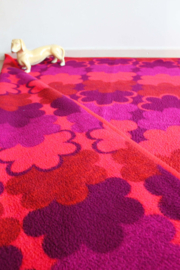 Tweepersoons vintage deken van Didas. Retro vegan sprei van dralon, paars / roze