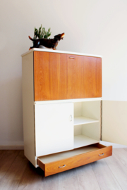 Vintage commode met opklapbaar blad. Houten retro kast, jaren 60.