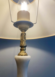 Vintage Kitsch lampje op marmerlook voet. Brocante lamp met messing details