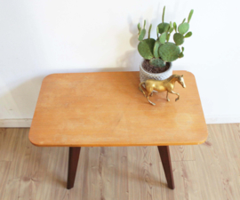 Houten vintage bijzettafel. Mid Century retro design tafeltje