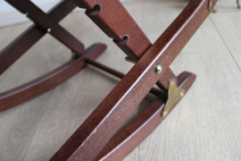 Vintage voetenbankje met cognac skai bekleding. Houten retro schommelbankje