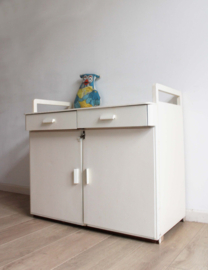 Houten vintage commode. Witte retro kinderkamer kast