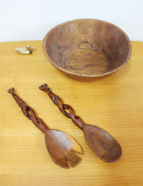 Houten vintage kom met bestek. Vierkante retro salade schaal