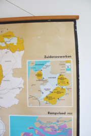 Vintage schoolplaat - Bedreigd waterland. Retro landkaart Nederland, o.a. de rampvloed uit 1953 en het Deltaplan