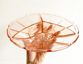 Glazen vintage schaal met vakverdeling,  rosé. Art Deco bord van roze glas.
