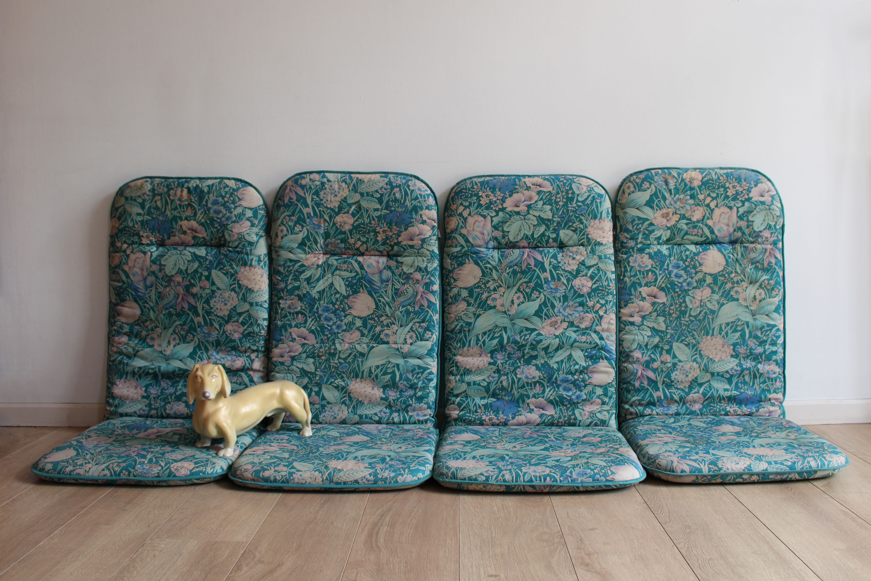 Set van 4 vintage tuinstoelkussens. Vier retro kussens met bloemen en vogels