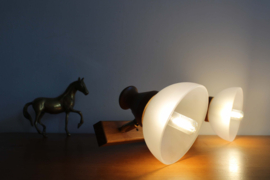 Houten vintage wandlamp met twee witte kappen. Retro lamp - Steinhauer