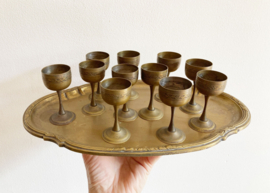Koperen vintage dienblad met 11 likeur " glaasjes'.