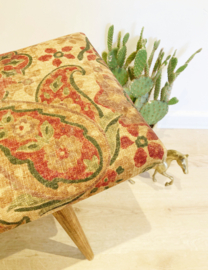 Vintage voetenbankje met stoffen zitting. Houten retro kruk/luiwammes