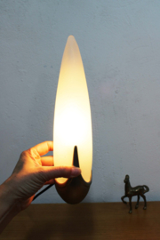 Vintage wandlampje van melkglas. Art Deco stijl lamp met zilveren details