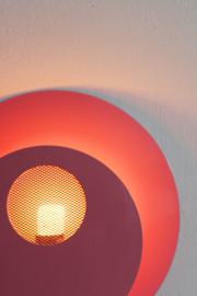 Knal roze vintage wandlamp. Circkelvormige lamp voor aan de muur.