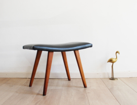 Vintage voetenbankje met zwart skai leer. Houten retro kruk/luiwammes