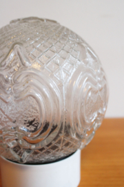 Bolvormige  plafonnière van gebobbeld glas. Glazen vintage plafondlamp