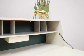 Witte vintage kast met opklapbaar blad. Houten retro secretaire/dressoir