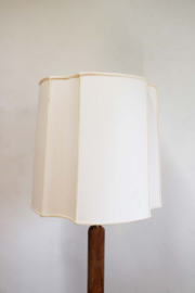 Houten vintage schemerlamp met beige kap. Scandinavische retro vloerlamp