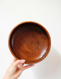 Houten vintage kom, schade aan rand. Ronde teakhouten retro schaal