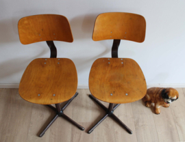 Set van 2 industriële retro tekenstoelen.  Vintage atelier / werkplaats stoel