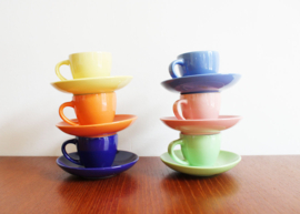 Vrolijke set van 6 kopjes en schoteltjes - Funny Faces. Kleurrijk retro servies.