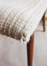 Vintage voetenbank met bruine bekleding. Houten retro kruk/luiwammes