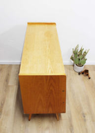 Houten vintage schoenenkast. Retro  dressoir / kast op schuine pootjes