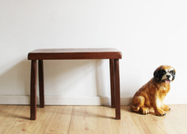 Houten robuuste vintage bijzettafel. Massieve brutalist plantentafel