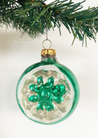 Groen glazen vintage deukbal. Retro kerstbal