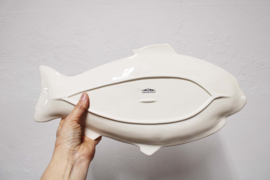 Keramieken vintage schaal in vis vorm. Stenen retro vissen bord