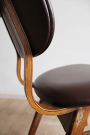 Houten vintage stoel met bruin skai leer. Mid Century eetkamerstoel