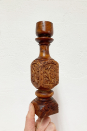 Handgemaakte retro kaarsen houder. Houten vintage kandelaar