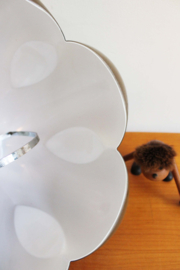 Toffe vintage lamp met kunststof kap. Retro design hanglamp