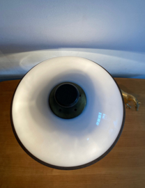 Houten vintage tafellamp met witte kap. Retro design lamp - Steinhauer?