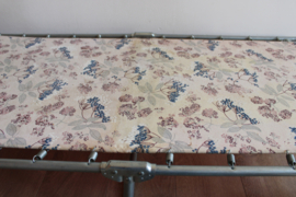 Vintage stretcher met bloemen. Retro veldbed / opklap bed