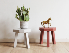 2 vintage plantentafeltjes. Set houten retro tafeltjes.