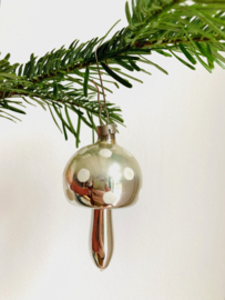 Glazen vintage kerstbal - paddenstoel. Antiek zilveren kerstornament