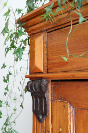 Antieke houten meidenkast. Vintage kast met planken en brede lade.