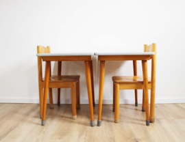 Set houten vintage lessenaars met 2 stoeltjes. Retro Schilte tafels met schoolstoelen