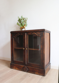 Antiek kastje met glazen deuren. Houten vintage pronkkast / theekastje