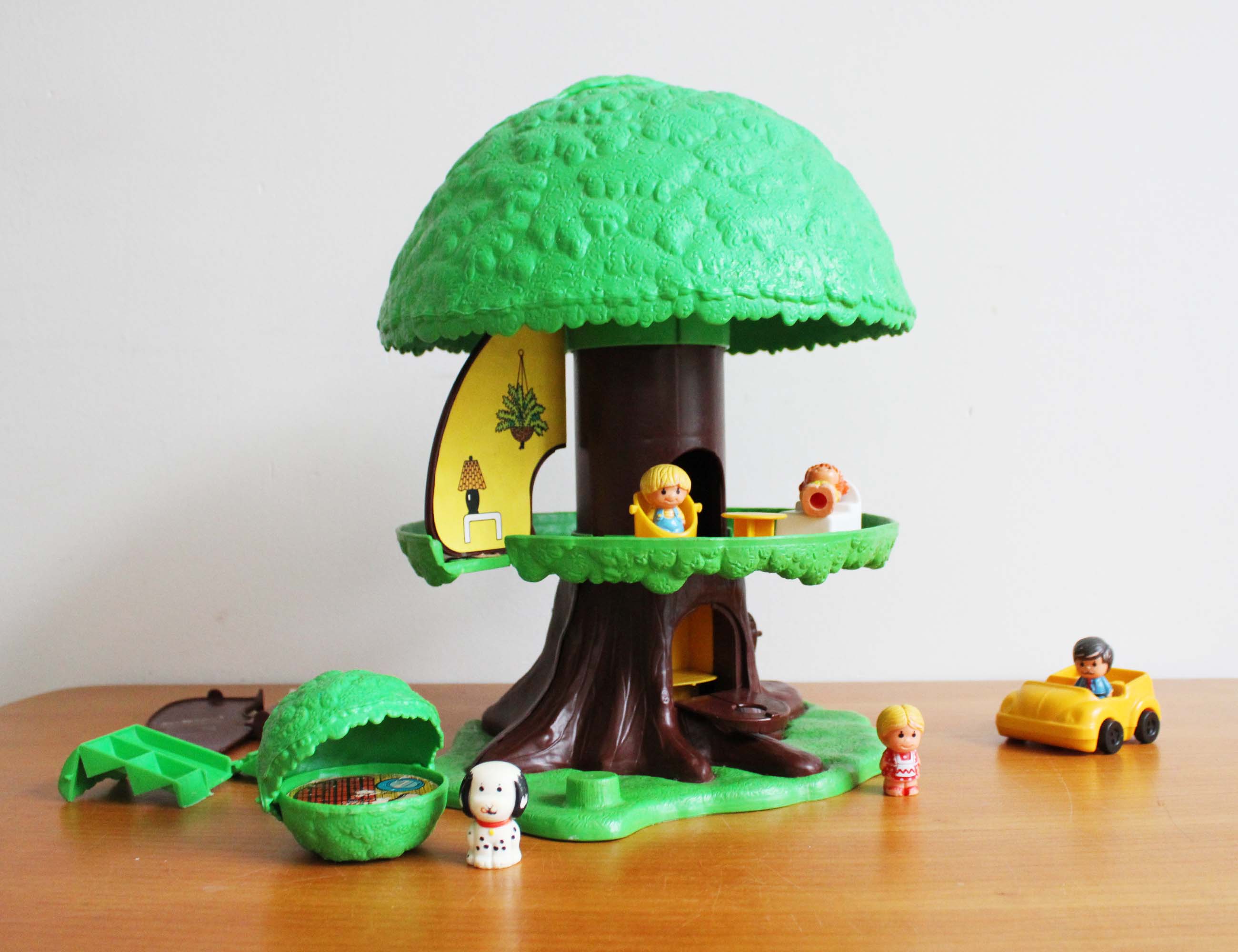 Vintage speelboom met Tree Tots family, incompleet. Retro TreeHouse met poppetjes