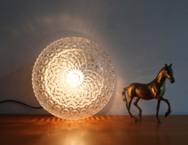 Vintage plafonnière van gebobbeld glas. Ronde retro plafond /wand lamp