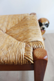 Houten vintage kruk met gevlochten zitting. Bohemien bankje / krukje