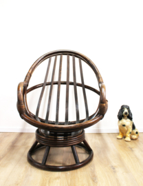 Rotan vintage draaistoel met blauw kussen.  Retro Manou fauteuil