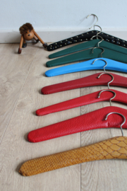 8 vintage kledinghangers met skai leer. Set retro kleerhangers / kapstokjes