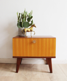 Houten vintage nachtkastje. Mid Century retro kast met klepdeur.