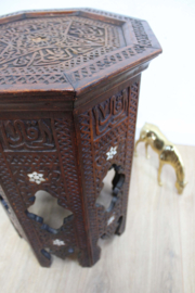 Antieke Oosterse bijzettafel met parelmoer.  Houten vintage tafeltje, Syrië?