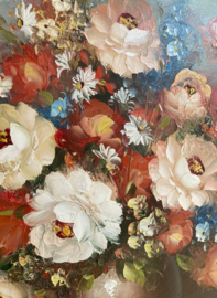 Romantisch bloemstilleven in houten lijst. Olieverf schilderij met rozen op doek