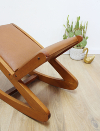 Houten retro schommelbankje . Vintage voetenbankje bruine bekleding.