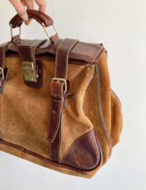 Bruine vintage schooltas. Retro weekend tas, suede